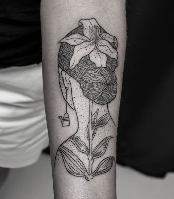 雕刻风格黑色线条女人与花朵手臂纹身图案