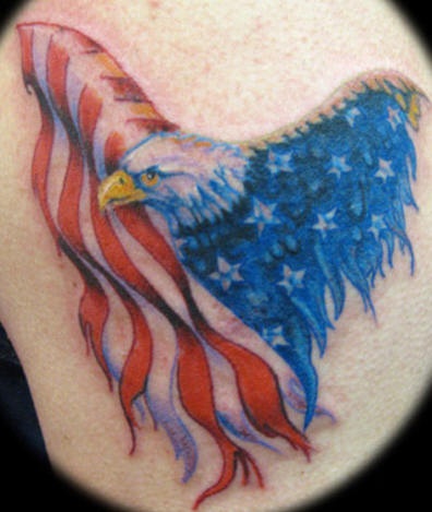 鹰翅膀结合美国国旗像纹身图案