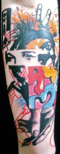 手臂抽象风格的彩色各种符号纹身图案