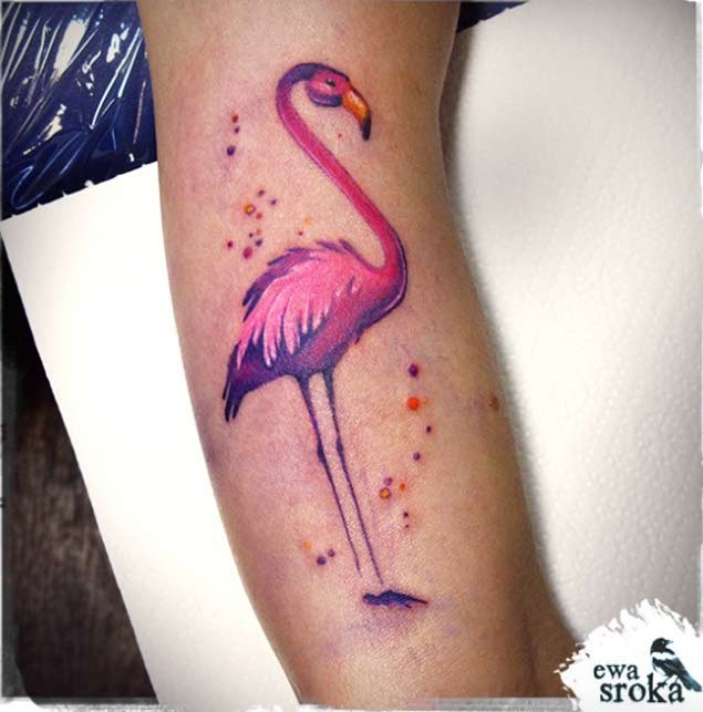 手臂美丽的粉红色火烈鸟个性纹身图案