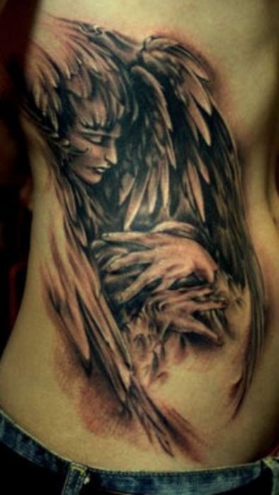天使的手和翅膀侧肋纹身图案