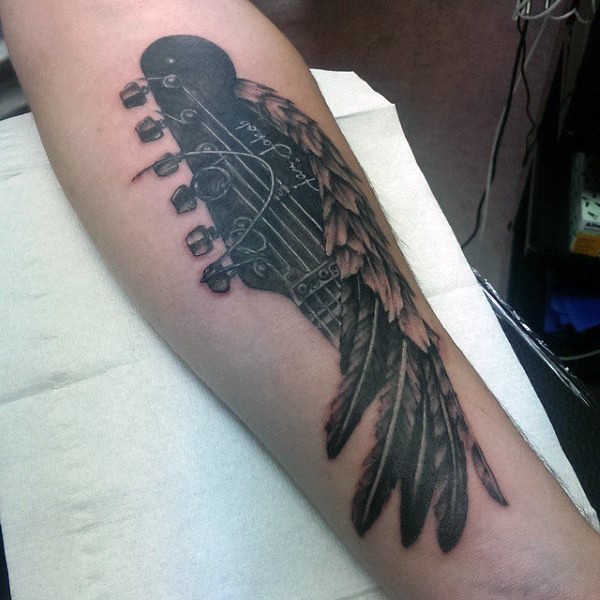 有趣的黑白吉他与羽毛手臂纹身图案