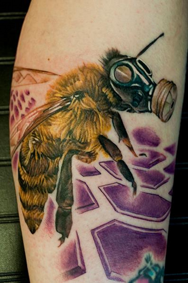 独特设计的彩色防毒面具蜜蜂手臂纹身图案