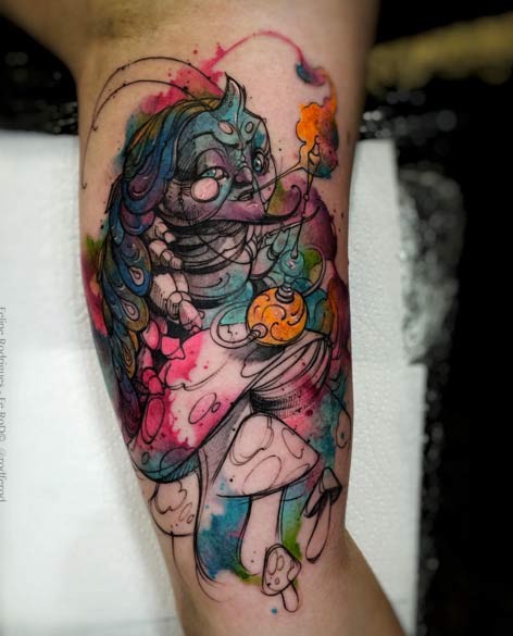 大臂卡通风格彩色卡特彼勒与蘑菇纹身图案