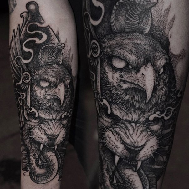 雕刻风格黑色鹰与恶魔狮子手臂纹身图案