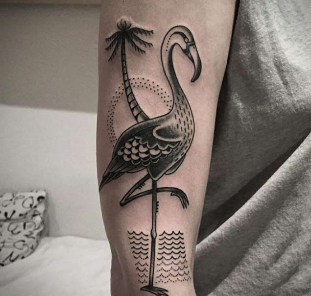 手臂有趣的黑色火烈鸟和棕榈树纹身图案