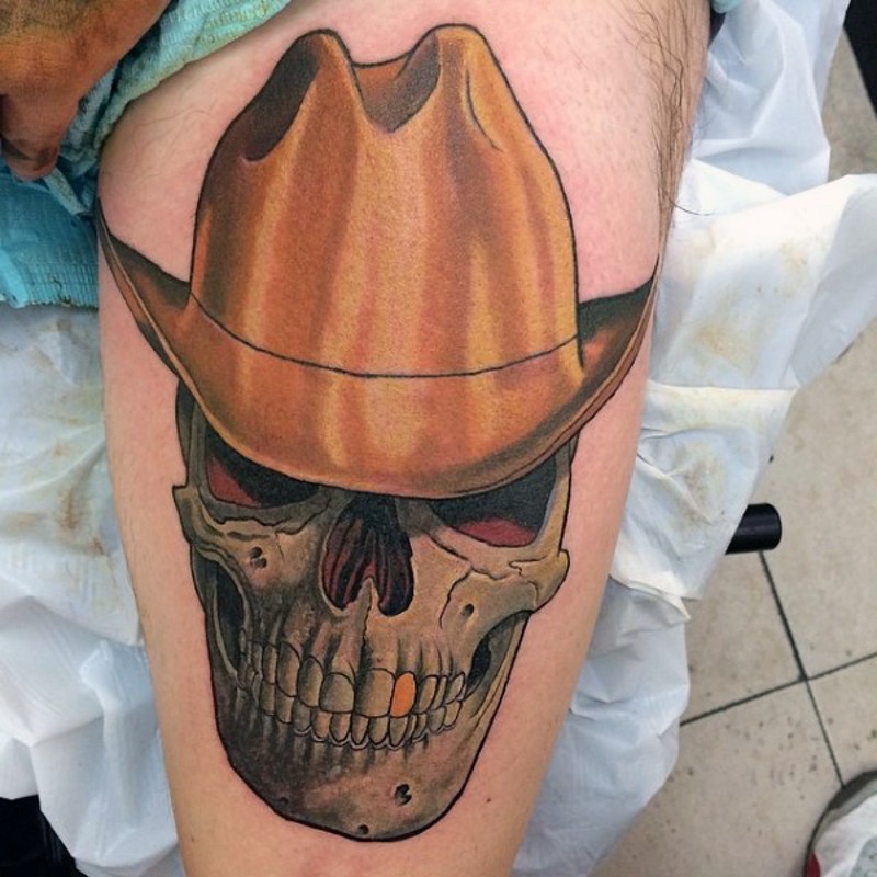大腿3D彩色的牛仔骷髅帽子和金牙纹身图案