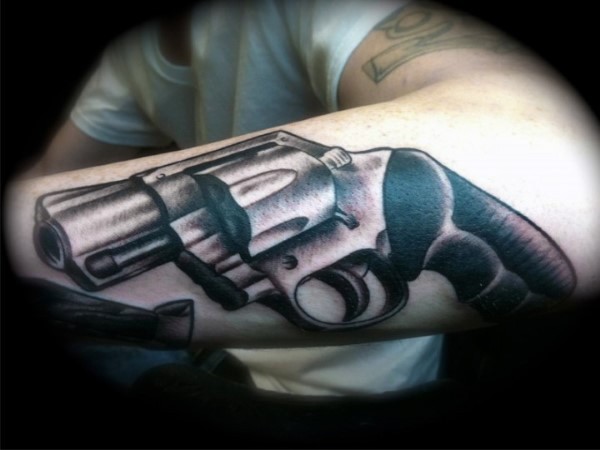 手臂写实风格的彩色3D左轮手枪纹身图案