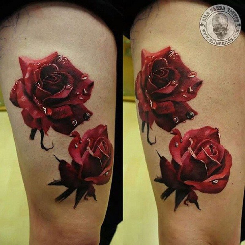 大腿惊人的逼真红色玫瑰与水滴纹身图案