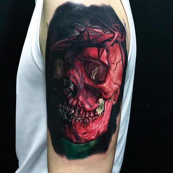 大臂3D风格的红色骷髅与藤蔓纹身图案