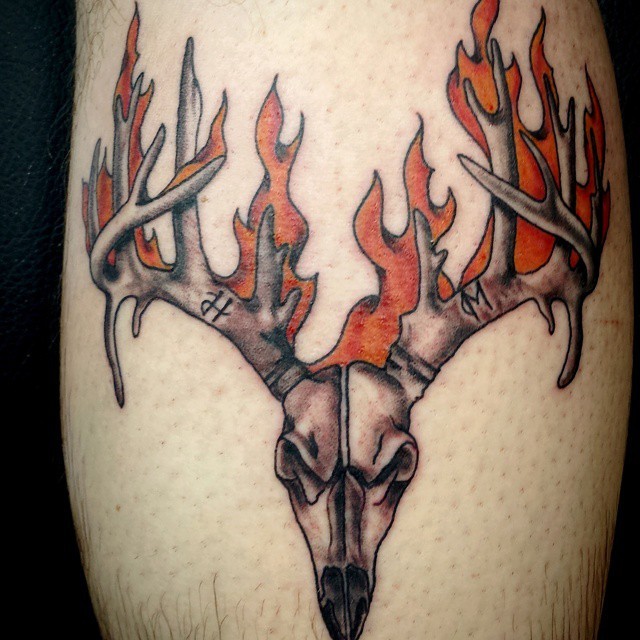 彩色的鹿头骨与火焰纹身程图案