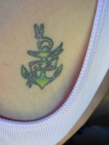 胸部彩色英文字母和船锚纹身图案