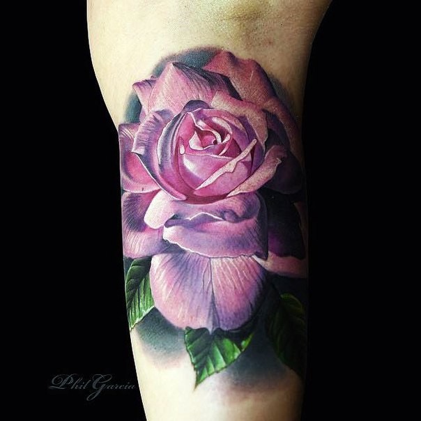 写实风格的粉红色玫瑰手臂纹身图案