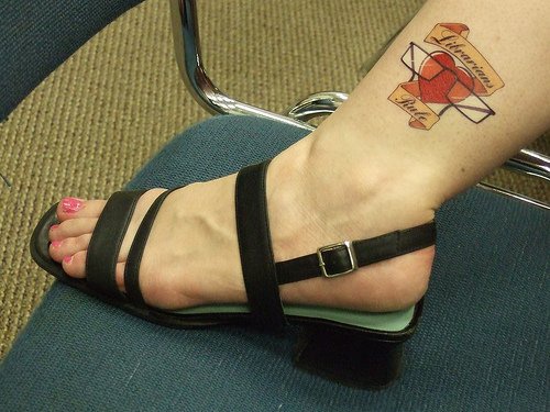 女生脚踝彩色心形和字母眼镜纹身图案