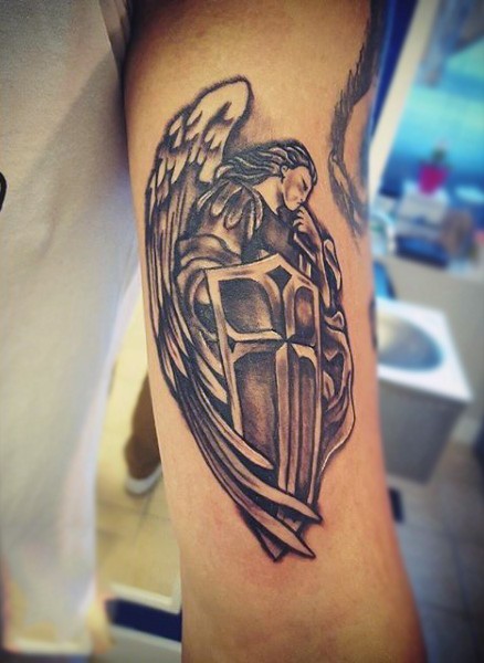 手臂黑圣洁的天使战士纹身图案