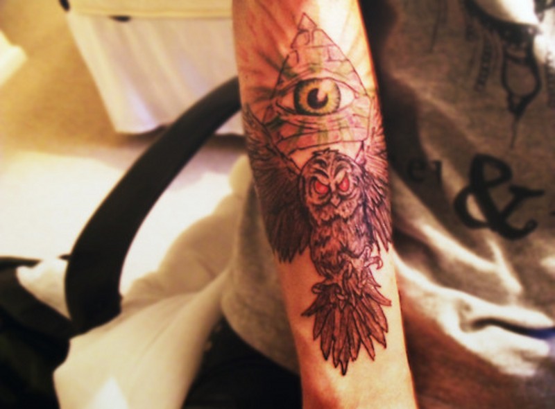 恶魔般的邪恶猫头鹰和眼睛彩色手臂纹身图案
