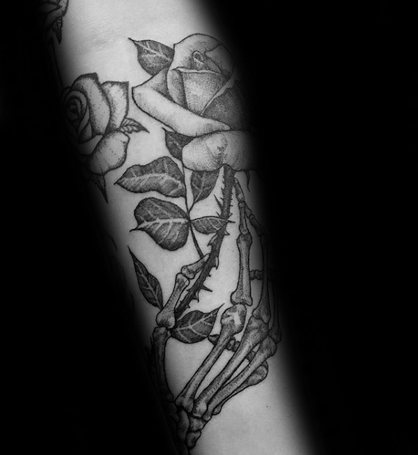 雕刻风格黑色点刺玫瑰与手骨头手臂纹身图案