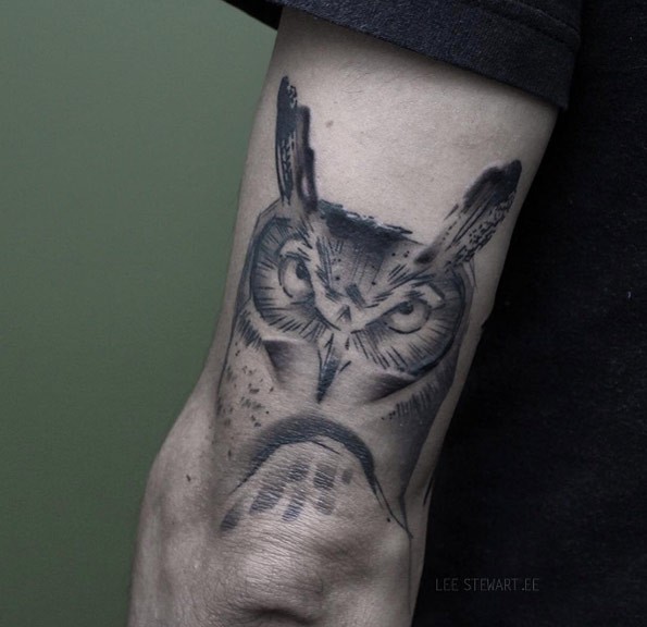 黑色的猫头鹰个性手臂纹身图案