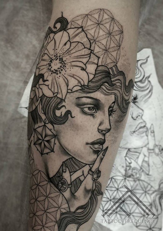 雕刻风格女人脸与花朵手臂纹身图案