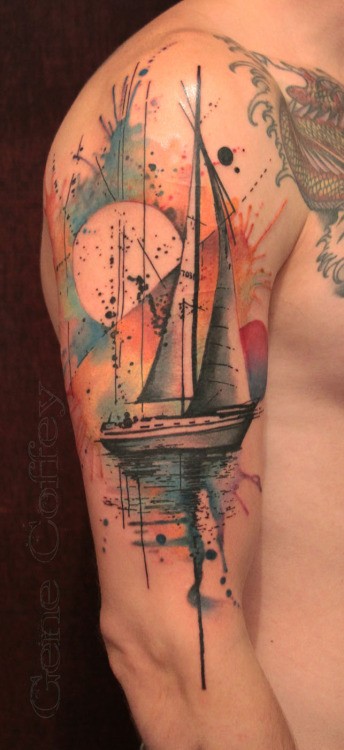 手臂抽象风格的彩色帆船和太阳纹身图案
