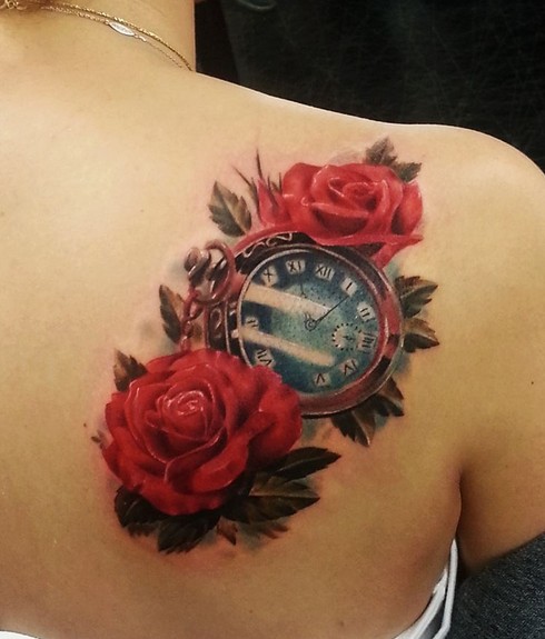 背部3D非常逼真的时钟与玫瑰纹身图案