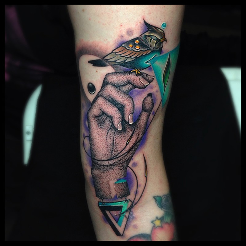 手臂抽象风格的彩色手与鸟和符号纹身图案
