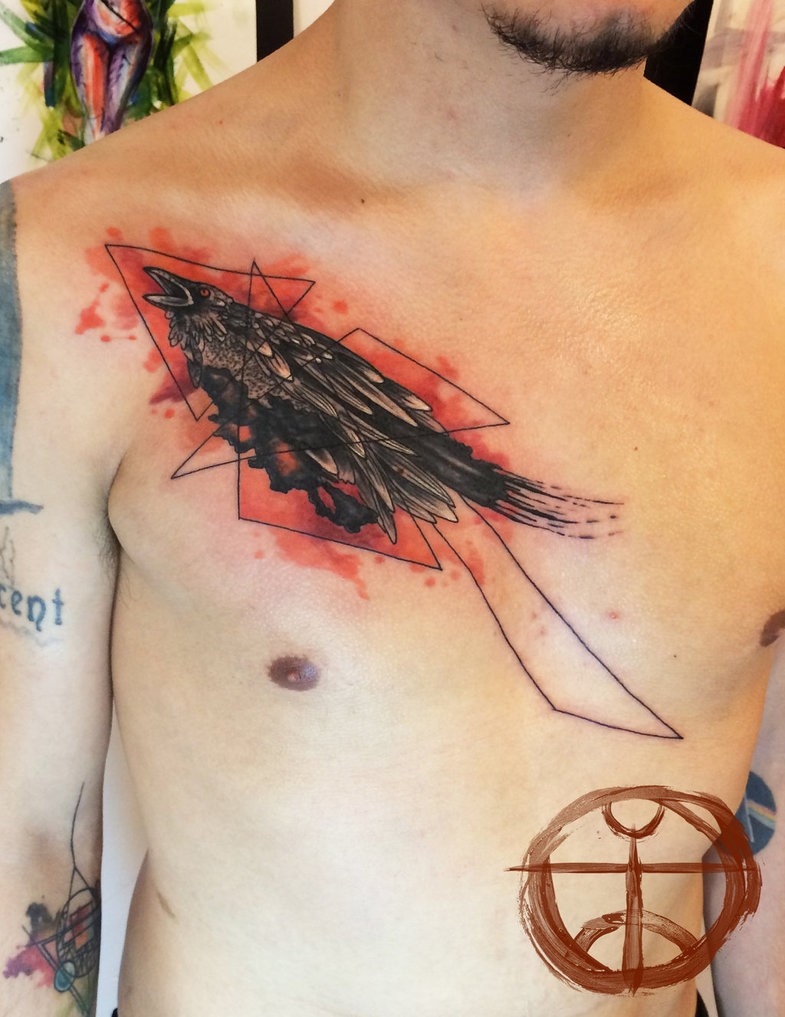 男性胸部乌鸦与几何和红色泼墨纹身图案