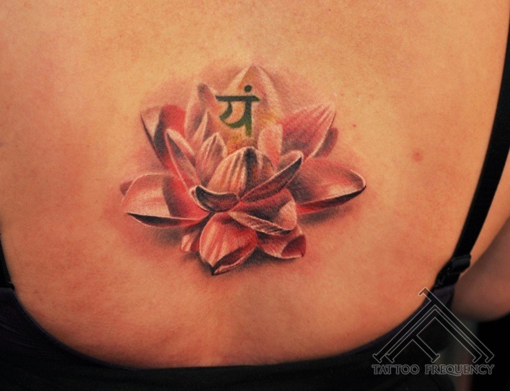 背部3D彩色的莲花与字母纹身图案