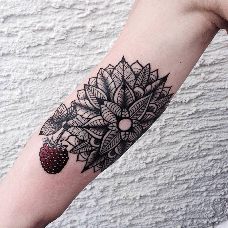印度教风格梵花和浆果手臂纹身图案