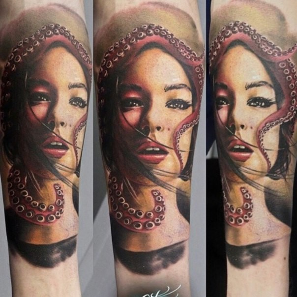 女人肖像与章鱼彩色手臂纹身图案