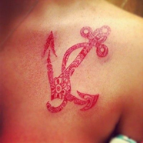 红色传统花卉船锚背部纹身图案