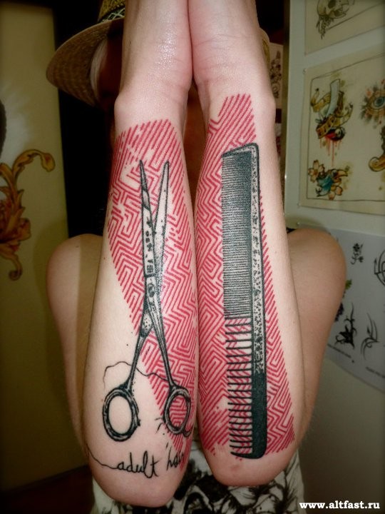 new school手臂剪刀与梳子彩色纹身图案