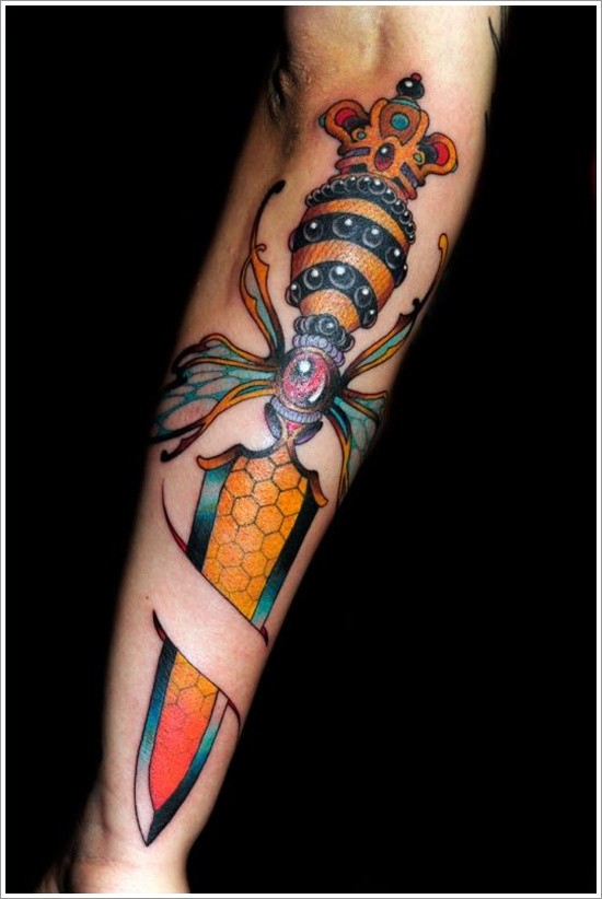 手臂惊人的匕首变形蜜蜂纹身图案