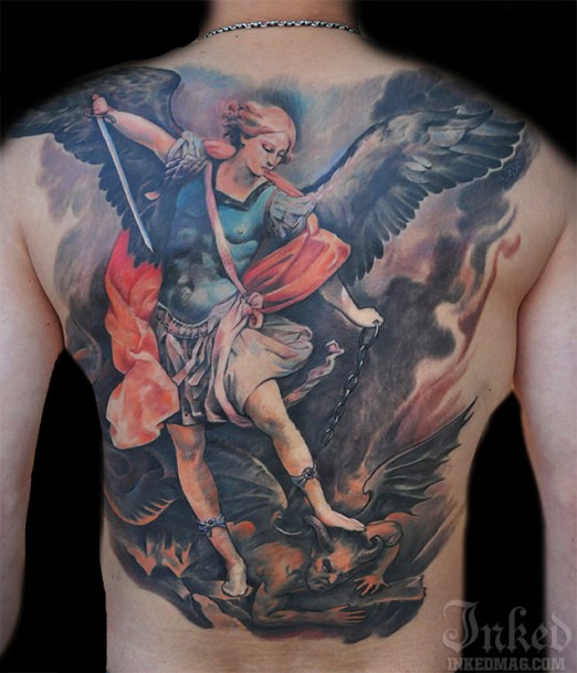 背部色彩鲜艳的天使与剑和恶魔纹身图案