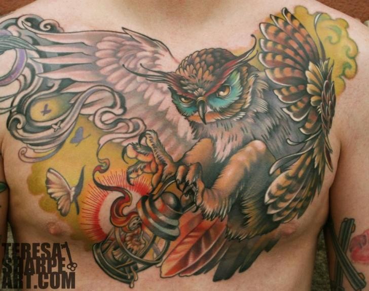 胸部3D彩绘的猫头鹰与蝴蝶和灯纹身图案