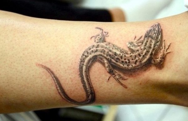 非常逼真的写实风格彩色小蜥蜴脚踝纹身图案