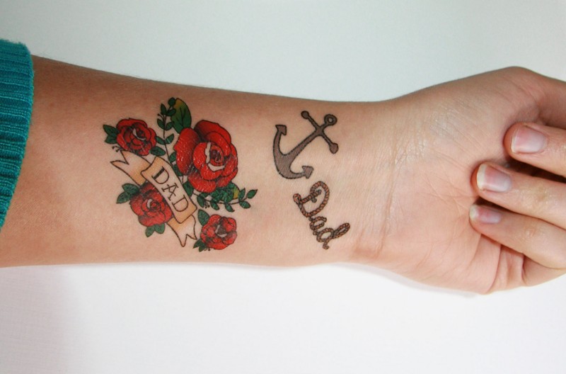 手臂美丽的玫瑰花和船锚字母纹身图案