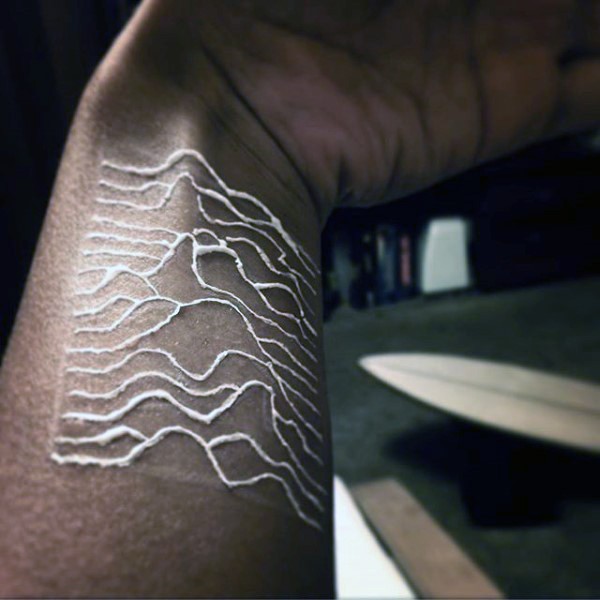 手腕3D白色简单的波浪纹身图案