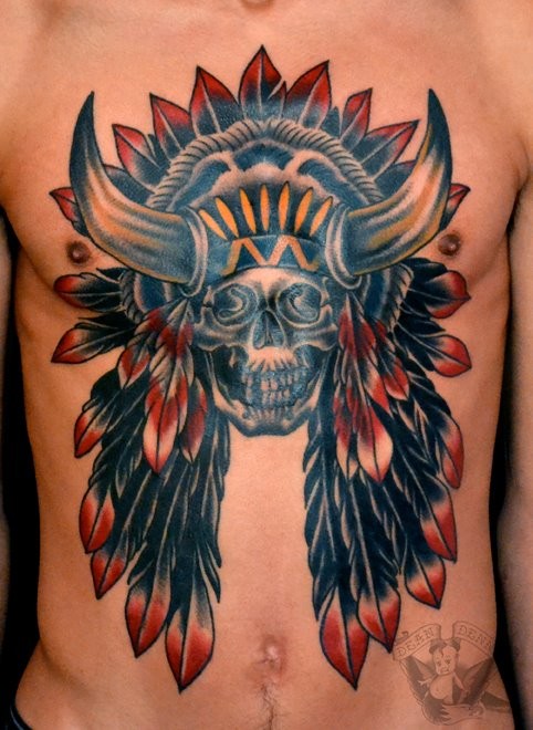 胸部五彩印度酋长骷髅和羽毛纹身图案