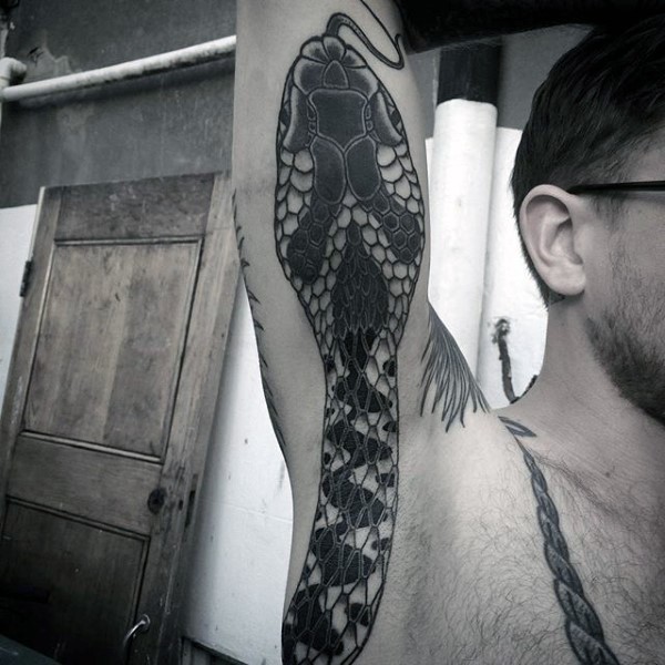 传统风格巨大的蛇手臂纹身图案
