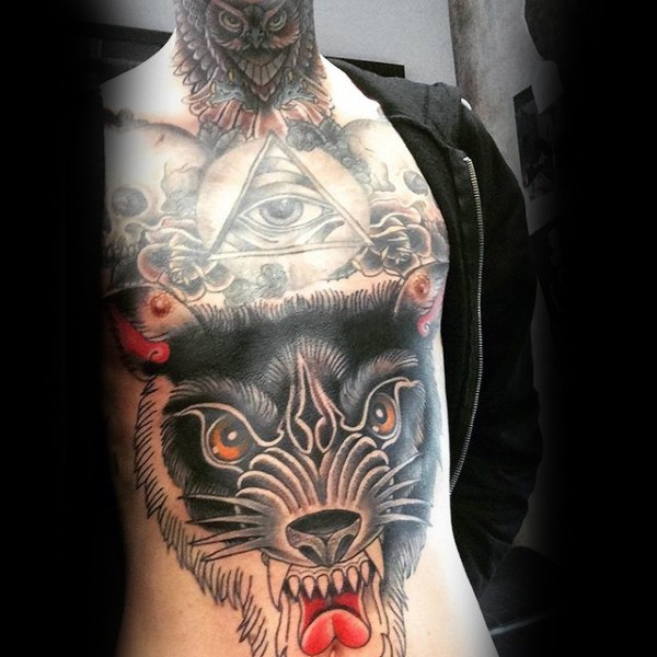 胸部传统的大型彩色狼和眼睛三角形纹身图案