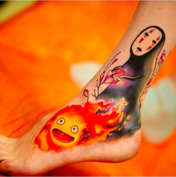 亚洲卡通彩色的无脸男和火焰脚踝纹身图案
