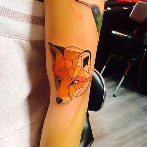 手臂3D几何风格可爱的狐狸纹身图案