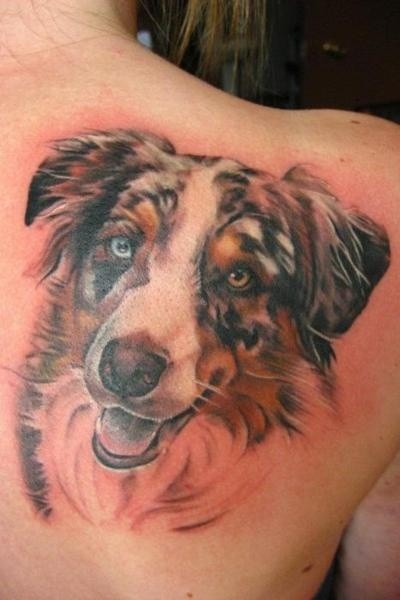 背部自然逼真的彩色狗头像纹身图案