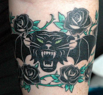 插画风格彩色黑豹与蝙蝠翅膀和玫瑰手臂纹身图案