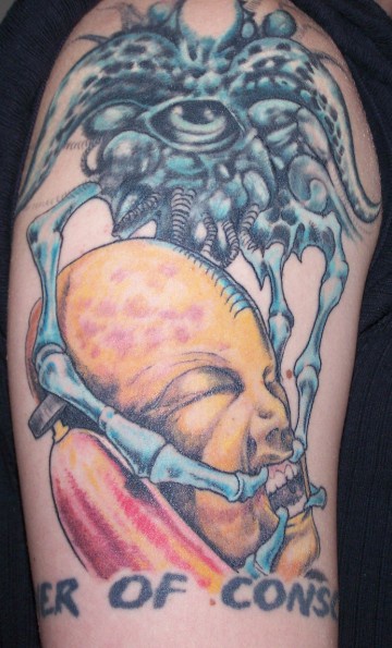 手臂彩色的机械外星人和外星生物纹身图案