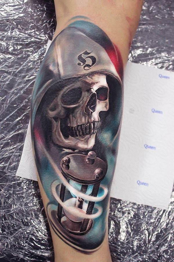 小腿令人惊叹的3D彩色骷髅和沙漏纹身图案