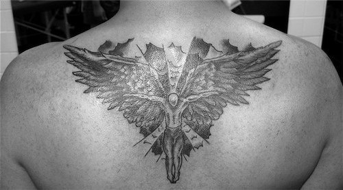 背部超大翅膀的天使纹身图案