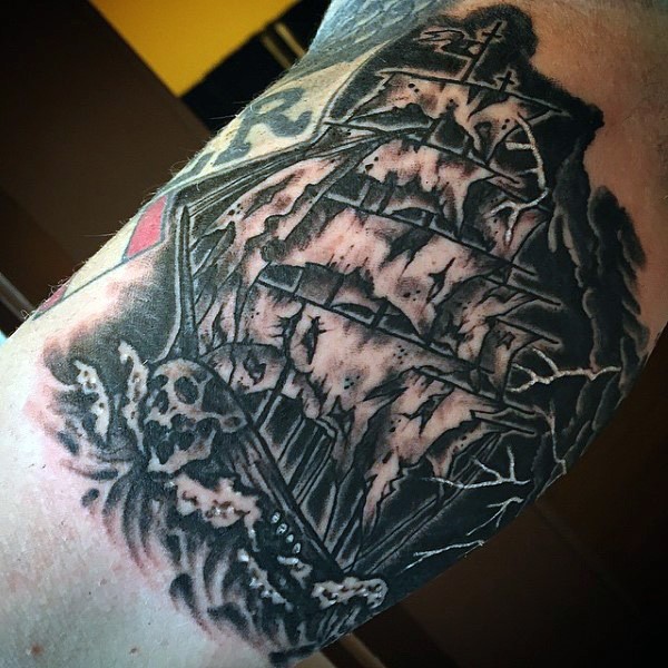 手臂有趣的黑色海盗船和浪花纹身图案
