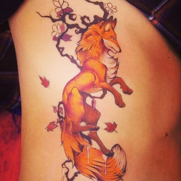 红色狐狸和树枝花朵彩色侧肋纹身图案